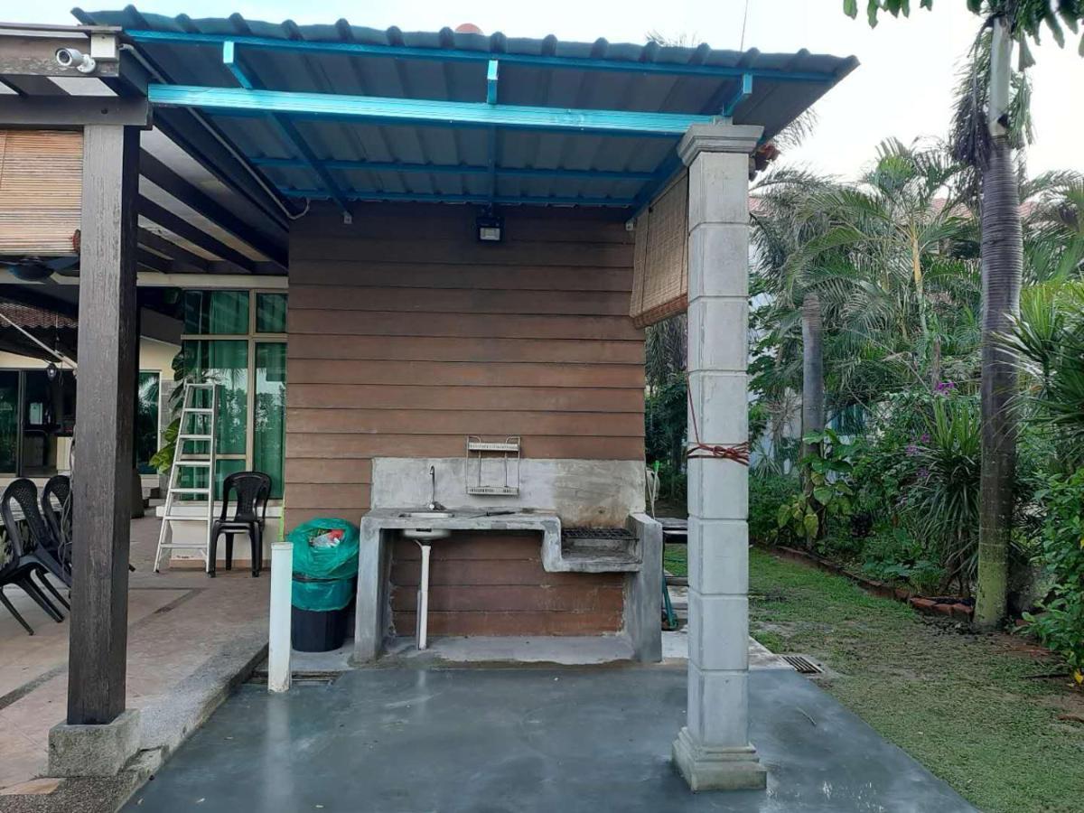 Melaka Beachfront Villa With Pool Exterior photo