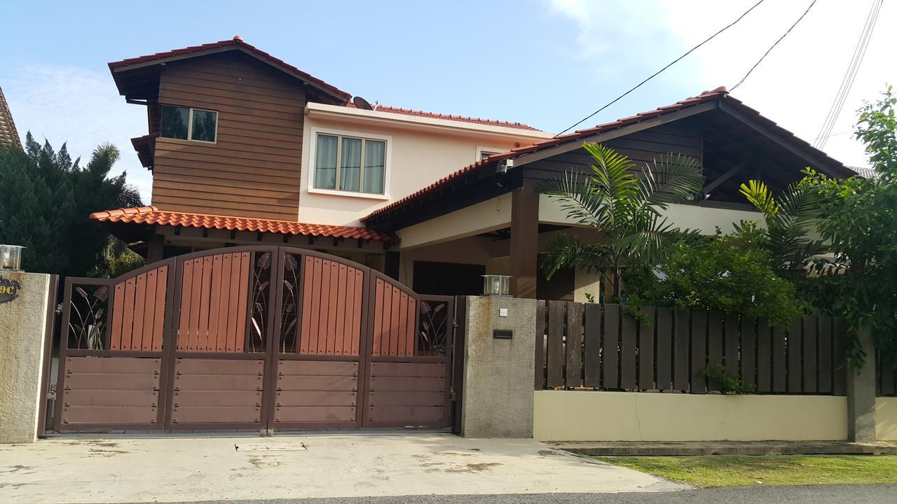Melaka Beachfront Villa With Pool Exterior photo